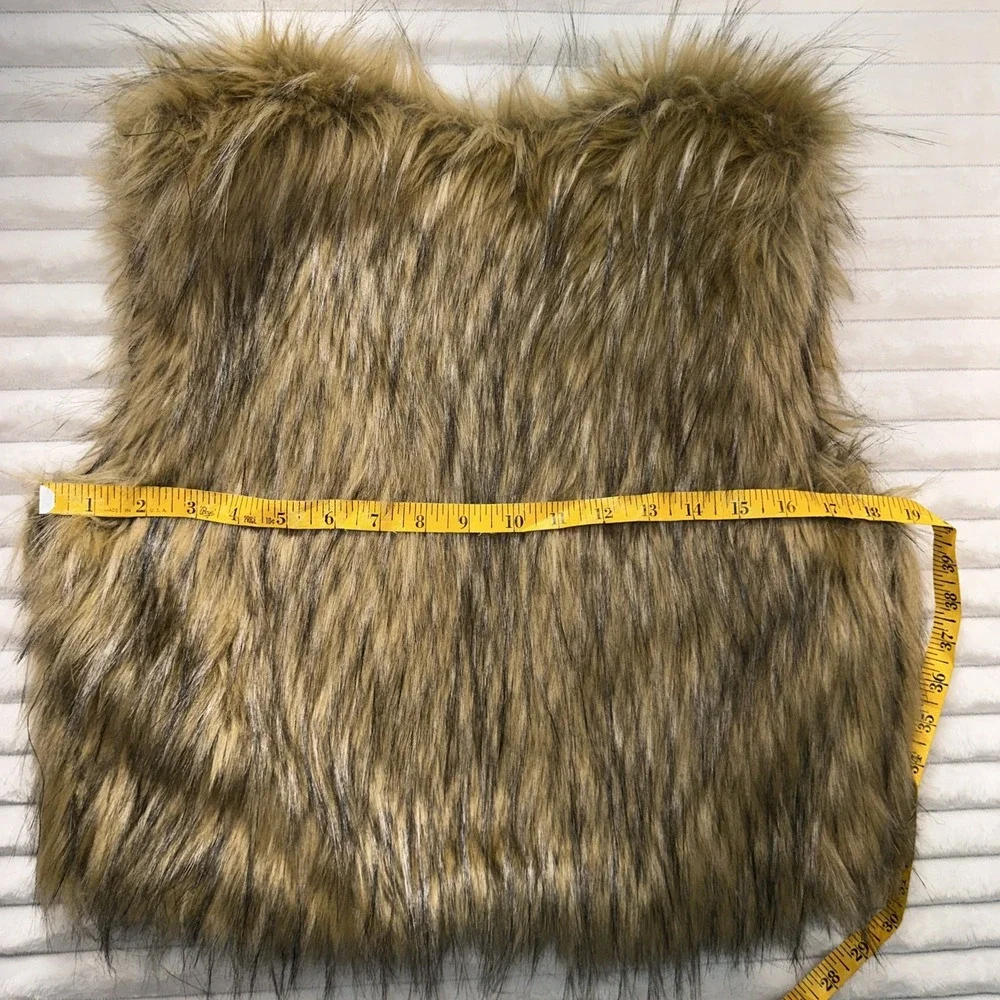 Belle Du Jour Faux Fur Vest Size‎ Medium.      ——A